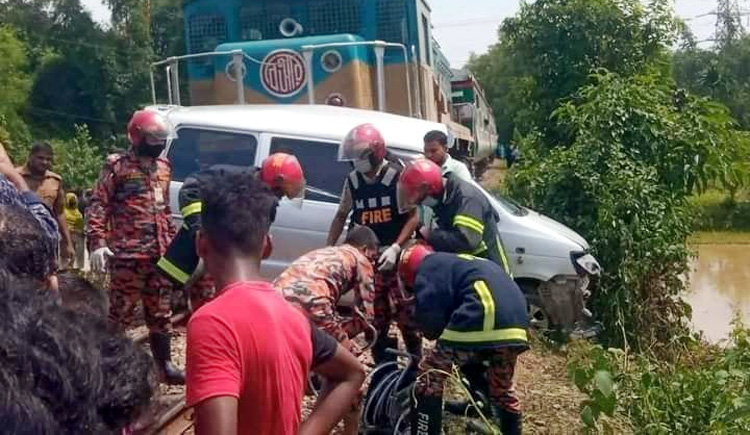 কুলাউড়ায় মাইক্রোবাসে ট্রেনের ধাক্কা, নিহত ৩