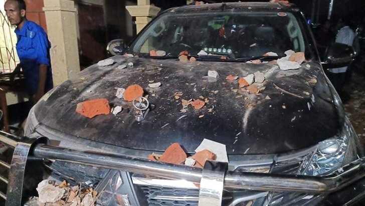 জকিগঞ্জে পুলিশ-জনতা সংঘর্ষ : সরকারি কর্মকর্তাদের গাড়ি ভাংচুর, আহত ৪০