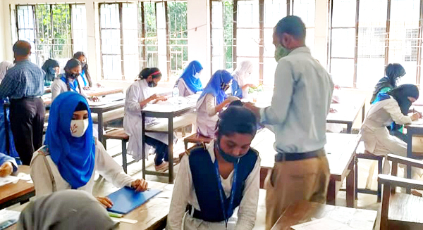 বিশ্বনাথে কেন্দ্রে নিষিদ্ধ স্মার্টফোন ব্যবহার, ৪ শিক্ষককে অব্যাহতি