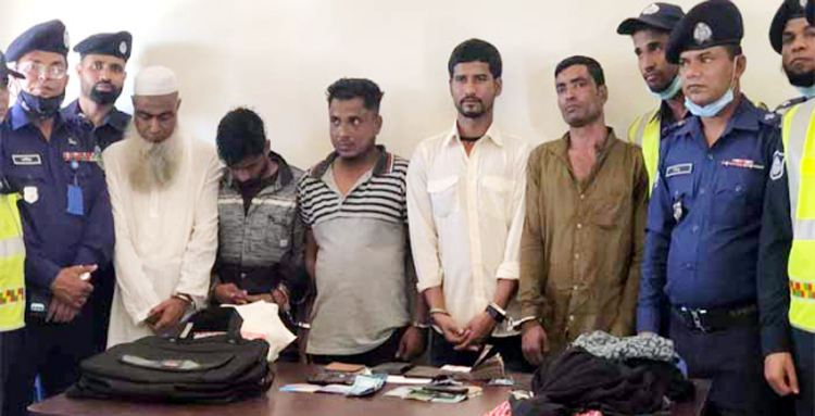 সিলেট থেকে ছেড়ে যাওয়া শ্যামলী বাসে সহযাত্রীর পকেটমার চক্র : লাখ টাকাসহ আটক ৫