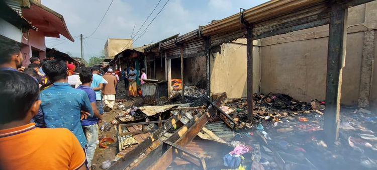 গোয়াইনঘাট কুপার বাজারে ভয়াবহ অগ্নিকাণ্ড : অর্ধ কোটি টাকার ক্ষয়ক্ষতি