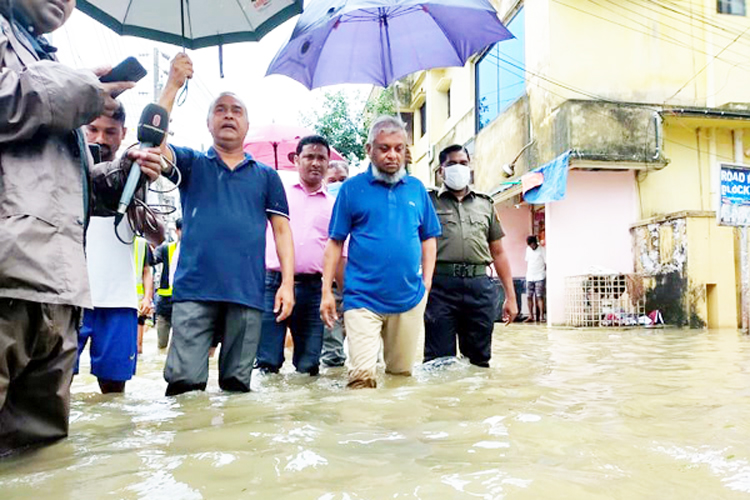 নগরবাসীর পাশে দাঁড়াতে লন্ডন থেকে ছুটে আসেন মেয়র আরিফ