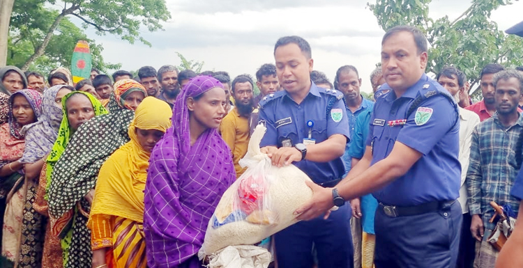 বন্যার্তদের মাঝে সিলেট জেলা পুলিশের ত্রাণ বিতরণ অব্যাহত