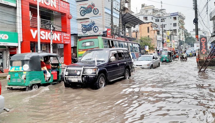 শহরে ঢুকছে পানি, বাড়ছে দুর্ভোগ