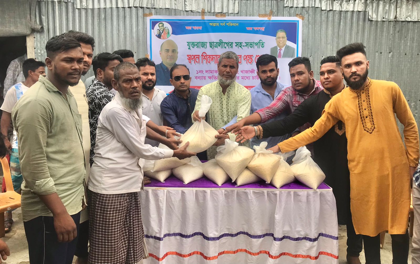 বিশ্বনাথে বন্যা দূর্গতদের মাঝে স্বপন শিকদারের ত্রান বিতরণ