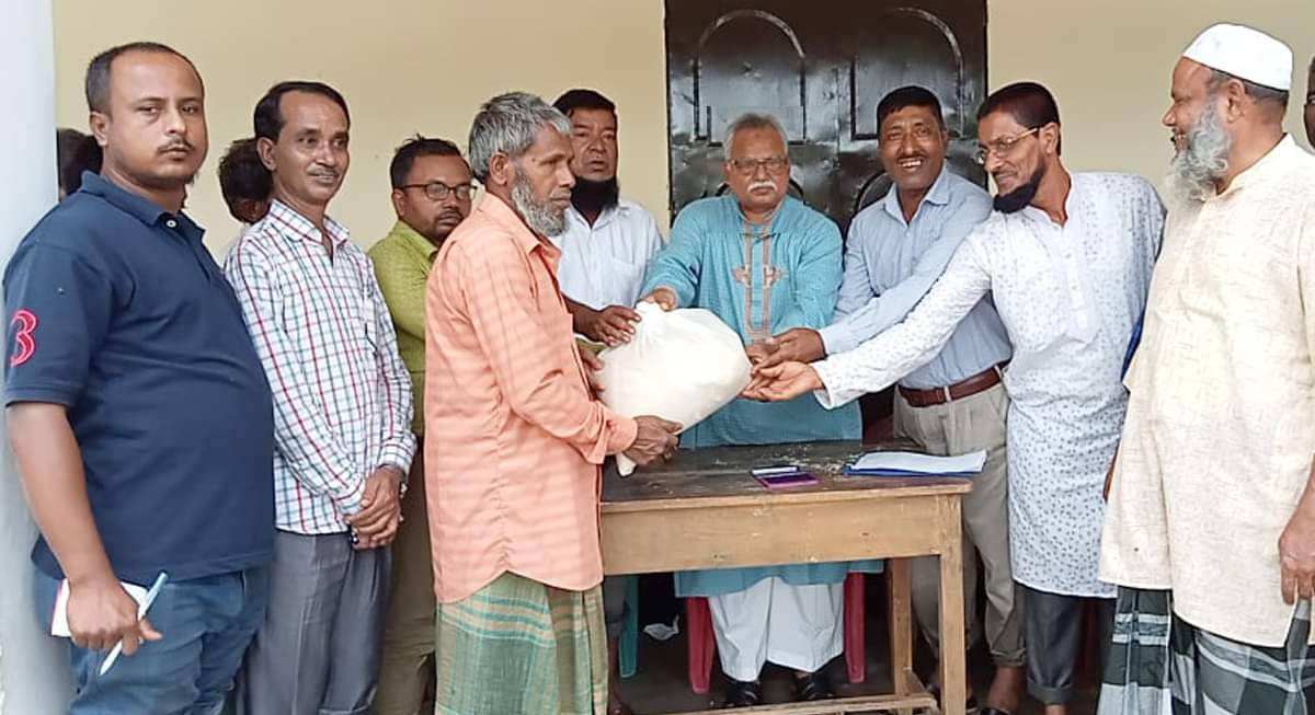 বিশ্বনাথের অলংকারী ইউনিয়নে ত্রাণ বিতরণ করলেন শফিক চৌধুরী