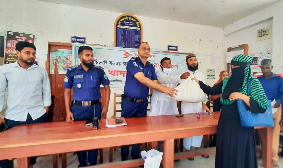 সিলেট জেলা পুলিশের উদ্যোগে ত্রাণ পেলেন বিশ্বনাথে ৩০০ বন্যার্ত পরিবার