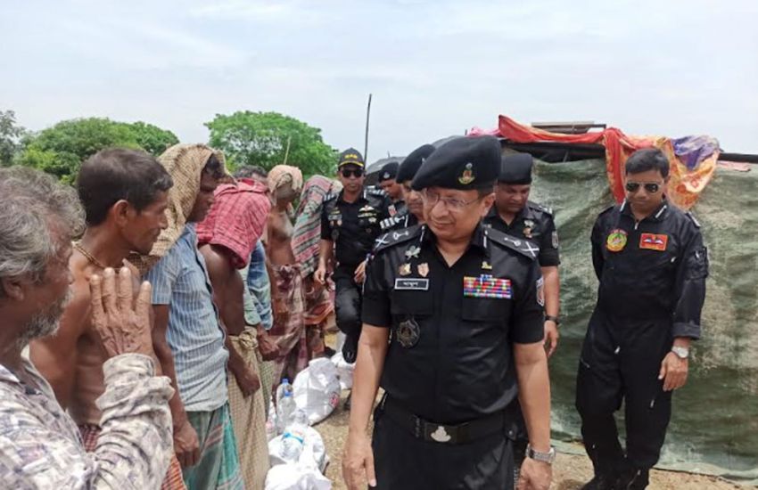 বন্যাকবিল এলাকা পরিদর্শনে র‍্যাব মহাপরিচালক, ত্রাণসামগ্রী ও ওষুধ বিতরণ