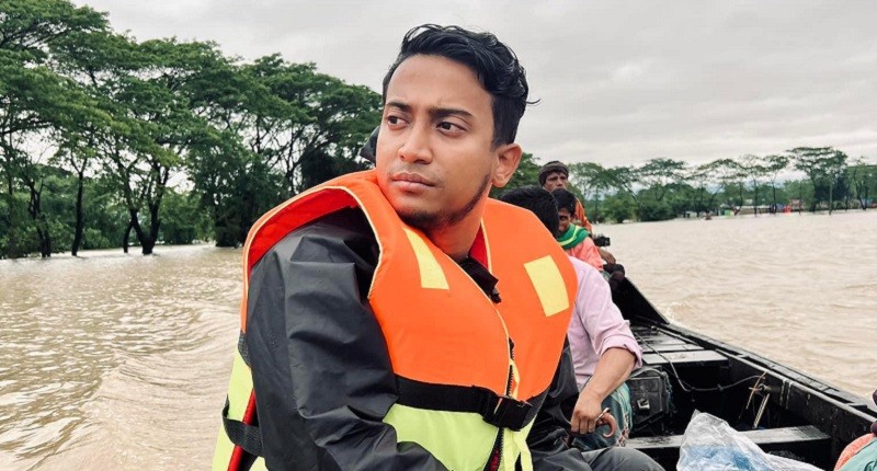 ত্রাণ দিতে যাওয়া তাশরীফকে পুলিশের ধমক