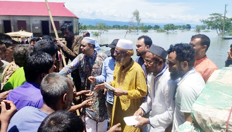 তারেকের নির্দেশনায় কোম্পানীগঞ্জে হাকিম চৌধুরীর বিরিয়ানি ও শাড়ী-লুঙ্গী বিতরণ