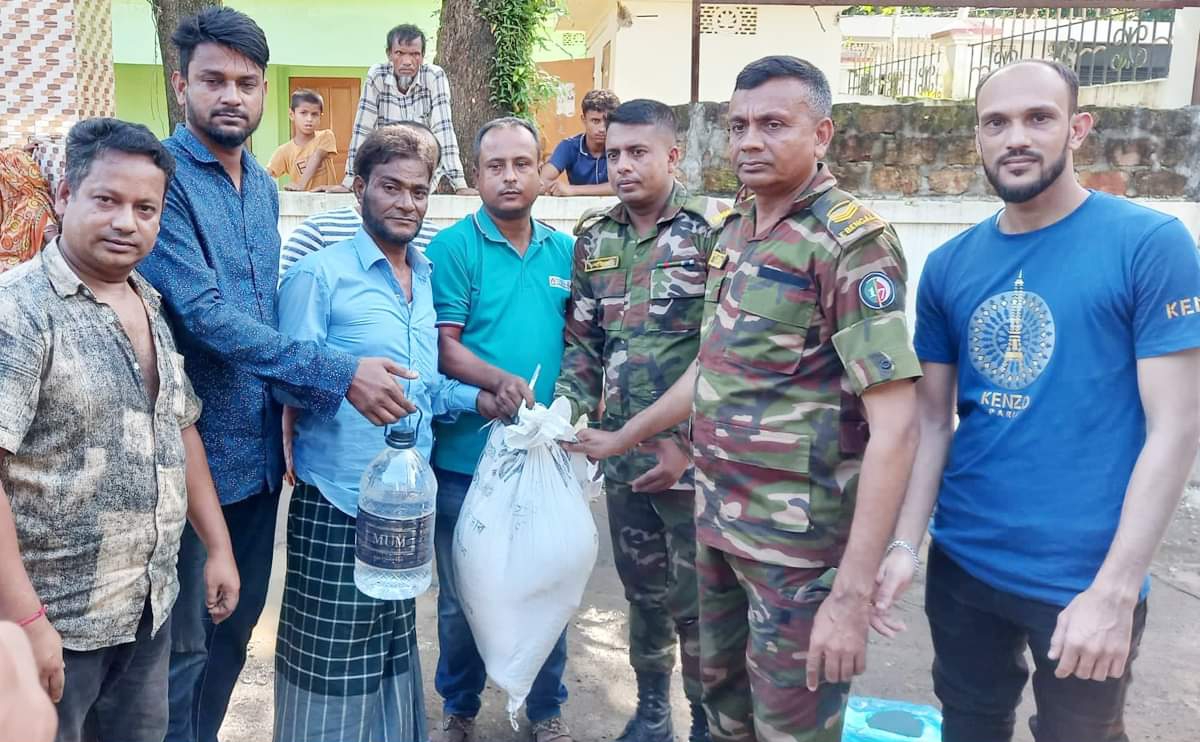 বিশ্বনাথে বন্যার্তদের মধ্যে সেনাবাহিনীর খাদ্যসামগ্রী বিতরণ