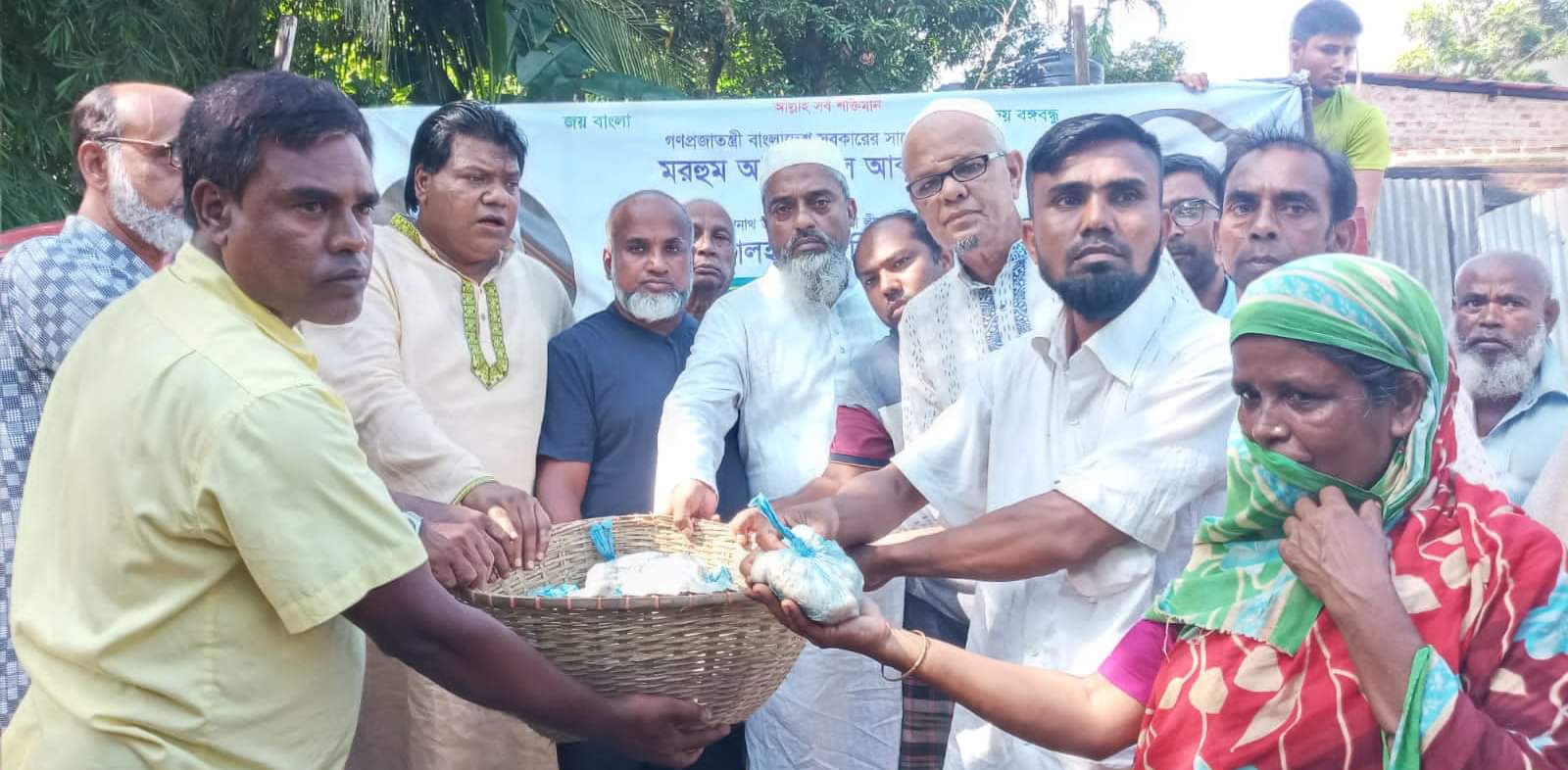 বিশ্বনাথে বন্যার্তদের মধ্যে ‘আবুল মাল ও পংকি খান’ স্মরণে রান্না করা খাবার বিতরণ