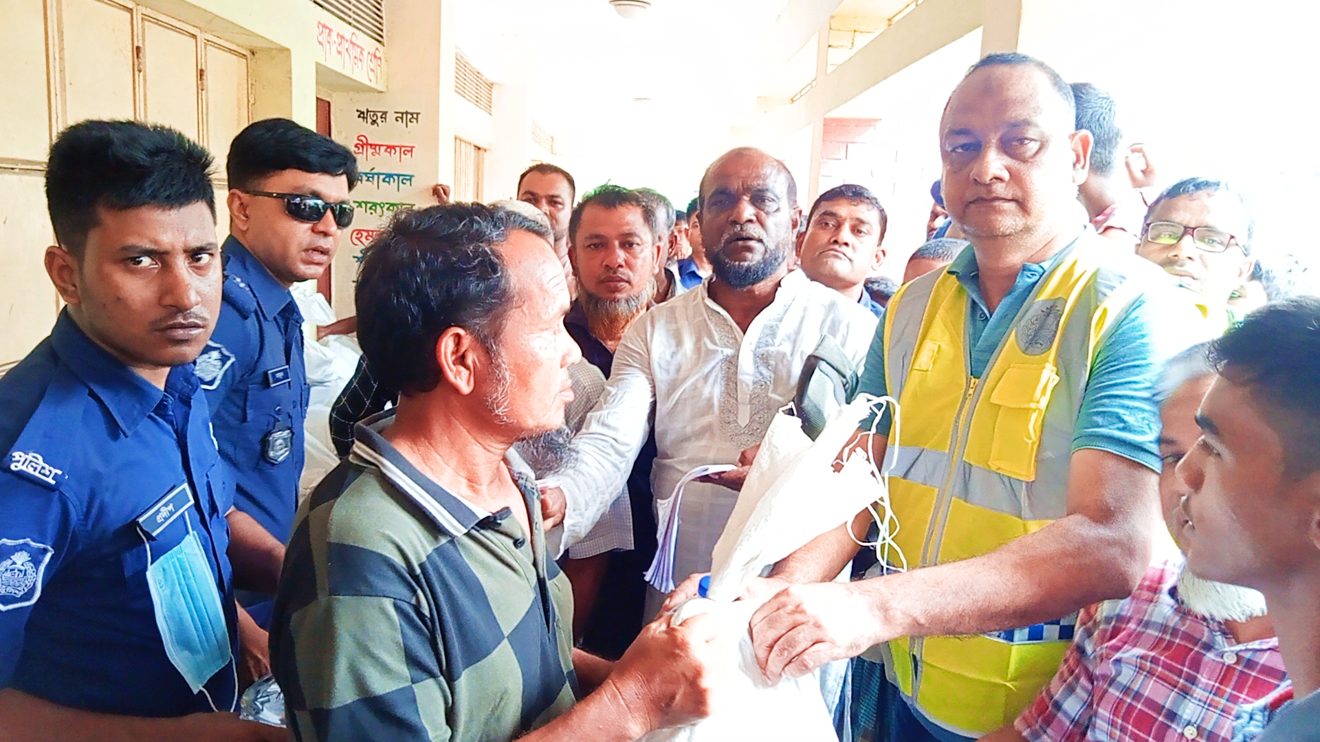 বিশ্বনাথ থানা পুলিশের উদ্যোগে বন্যার্তদের মধ্যে খাদ্যসামগ্রী বিতরণ 