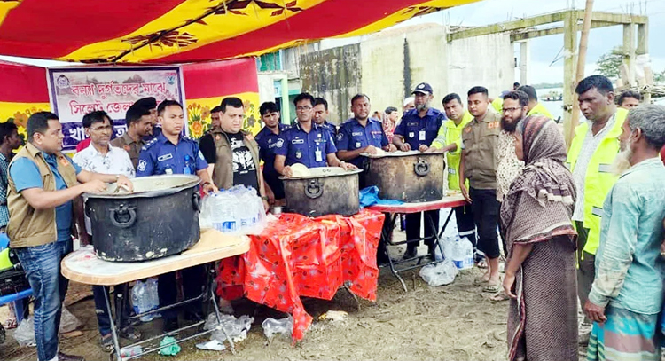 দুঃসময়ে মানুষের পাশে দাঁড়িয়ে মানবিকতার পরিচয় দিয়েছে পুলিশ