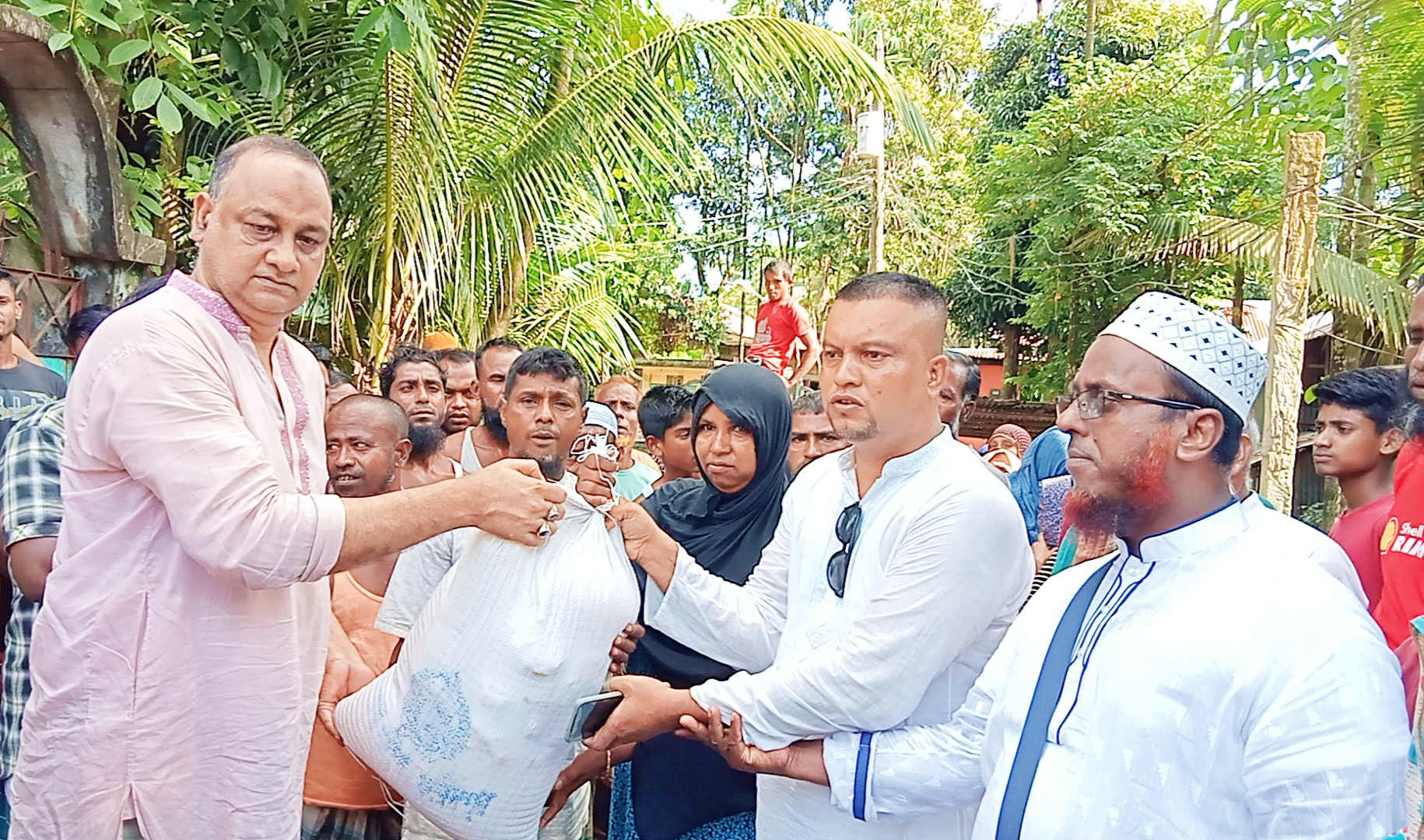 বিশ্বনাথে থানা পুলিশের উদ্যোগে খাদ্যসামগ্রী বিতরণ