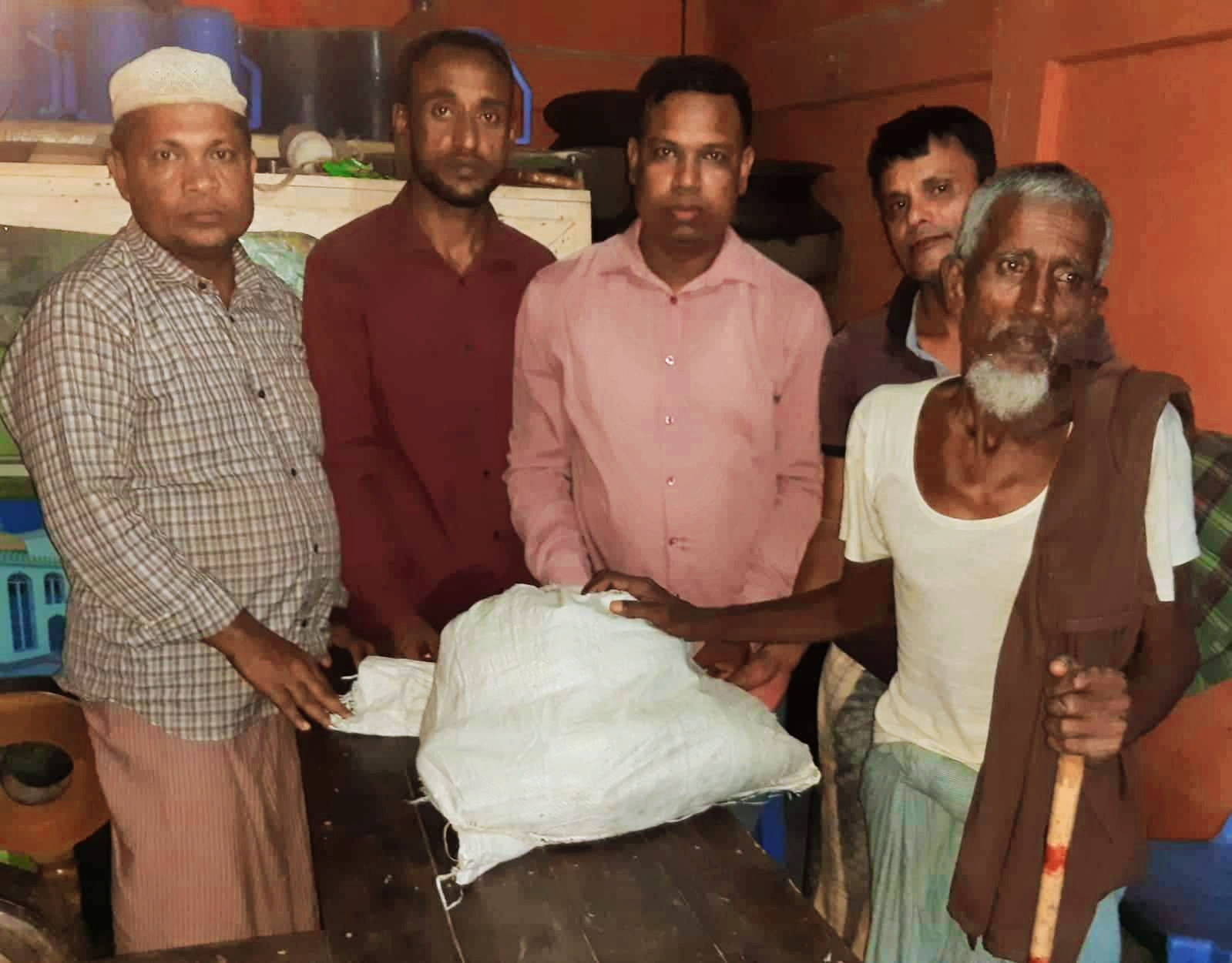 জন্মদিন পালন না করে বন্যার্ত মানুষের মধ্যে খাদ্যসামগ্রী বিতরণ