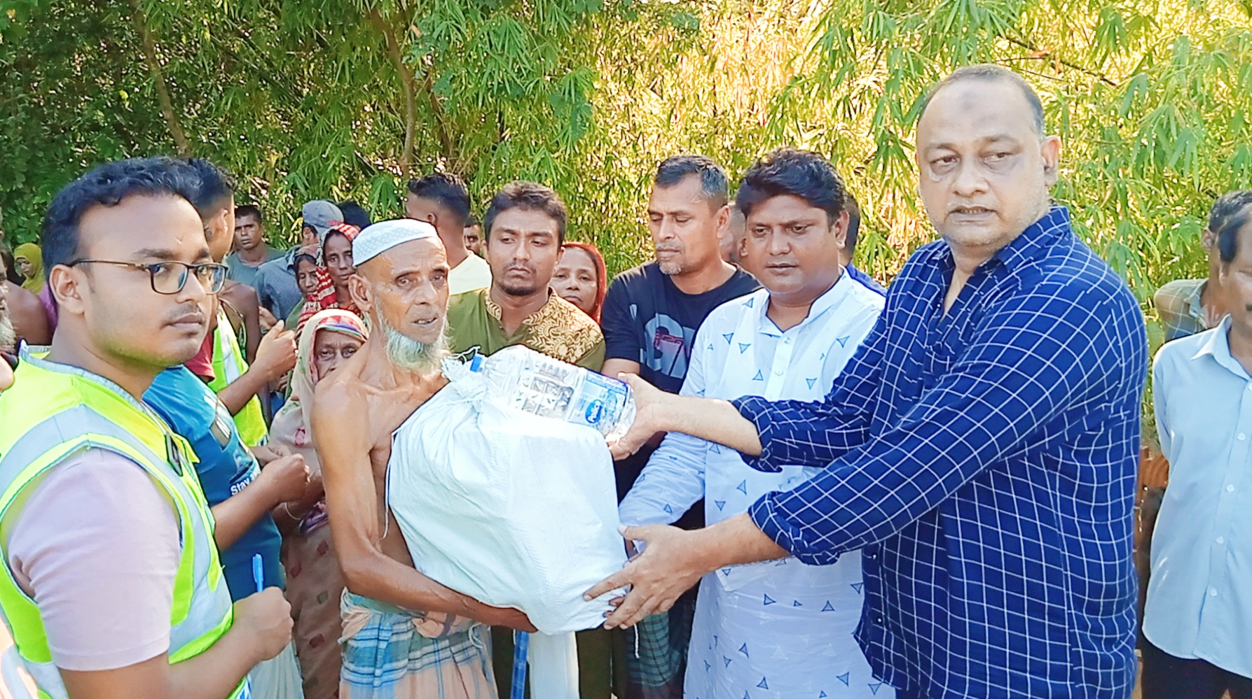 বিশ্বনাথ থানা পুলিশের উদ্যোগে শতাধিক পরিবারের মধ্যে খাদ্যসামগ্রী বিতরণ