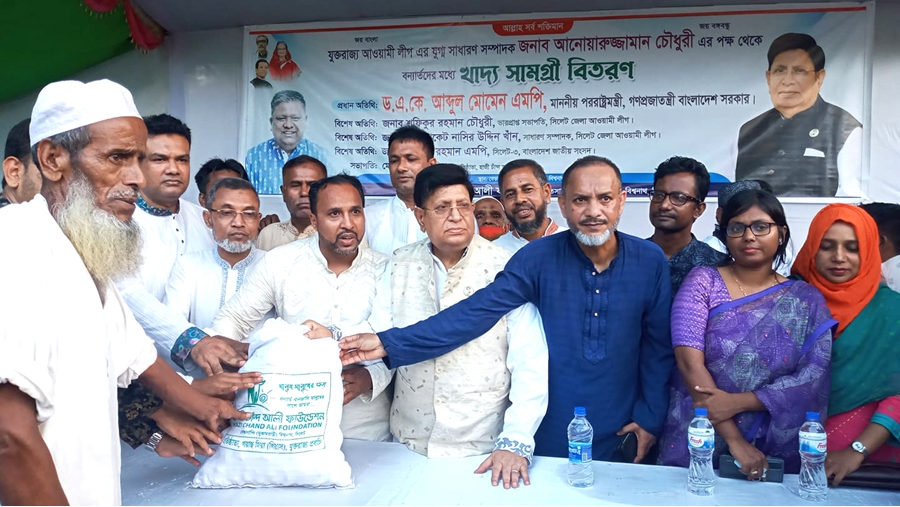 বিশ্বনাথে ত্রাণ বিতরণ করলেন পররাষ্ট্রমন্ত্রী আব্দুল  মোমিন 