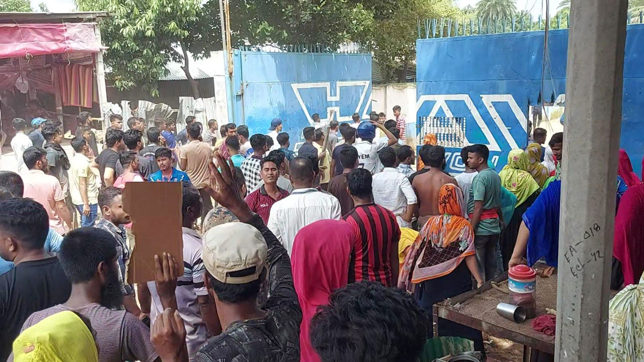 টুকের বাজারে ব্যবসায়ীর দোকানে আওয়ামী লীগের হামলা ও ভাংচুর