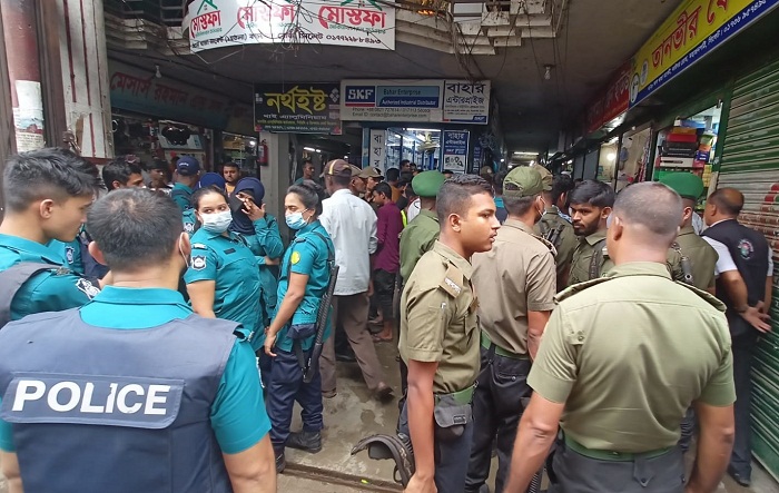 মার্কেটের বর্ধিত অংশ ভাঙ্গার নির্দেশ সিসিকের, ২ লাখ টাকা জরিমানা