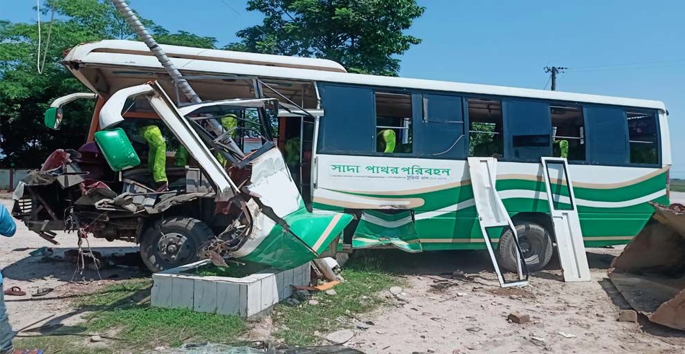বেপরোয়া সাদা পাথর পরিবহন, ঢুকে গেল ফিলিং স্টেশনে: আহত ১২