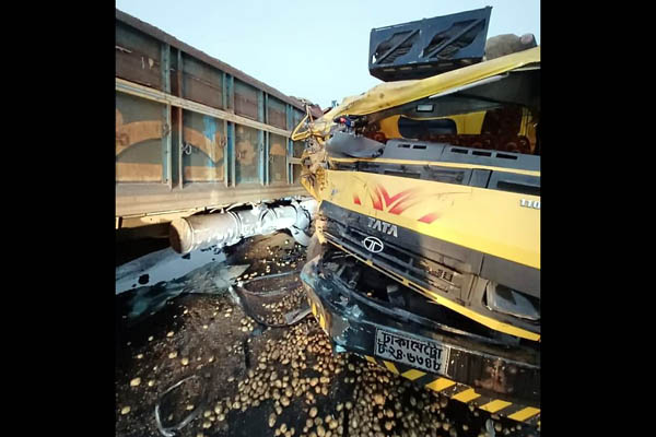 ঢাকা-সিলেট মহাসড়কে ৩ ট্রাকের সংঘর্ষে প্রাণ গেল একজনের