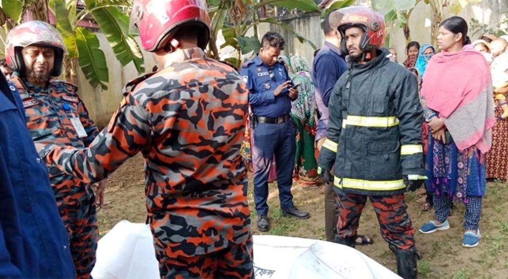 বসতঘরে আগুন, ঘুমন্ত পুলিশ সদস্য নিহত: আহত ৩