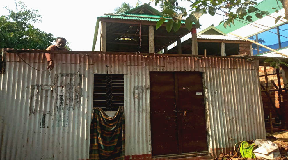 আজমিরীগঞ্জে ১৪৪ ধারা ভঙ্গ করে বিদ্যালয়ের জায়গায় ঘর নির্মাণ