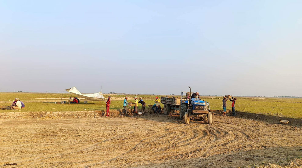 থামছে না কৃষি জমির মাটি উত্তোলন