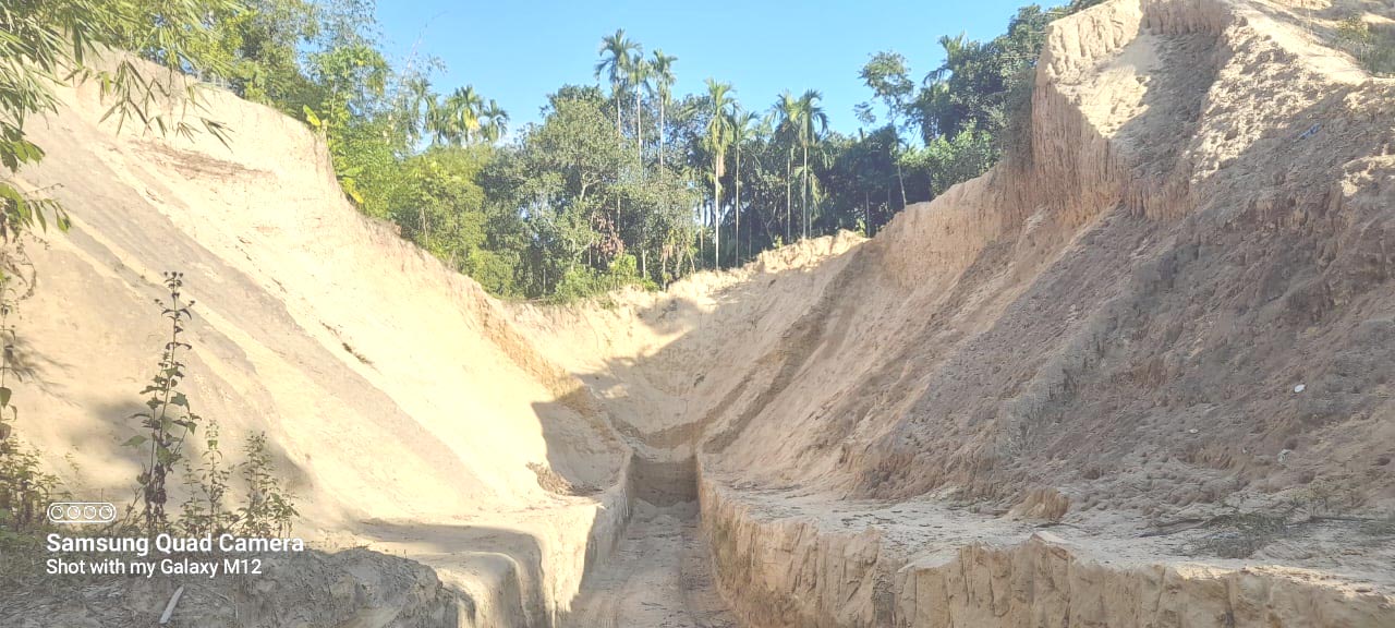 জৈন্তাপুরে অবাধে টিলা কর্তন: প্রতিবাদীদের বিরুদ্ধে নোটিশ!