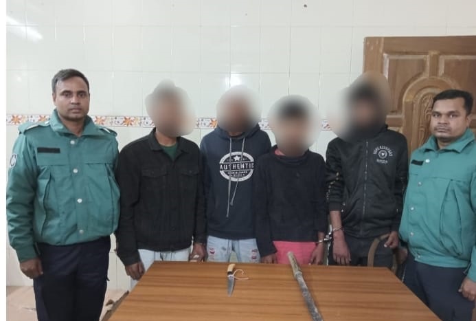 সিলেটে চার ডাকাতকে গণধোলাই দিয়ে পুলিশে সোপর্দ
