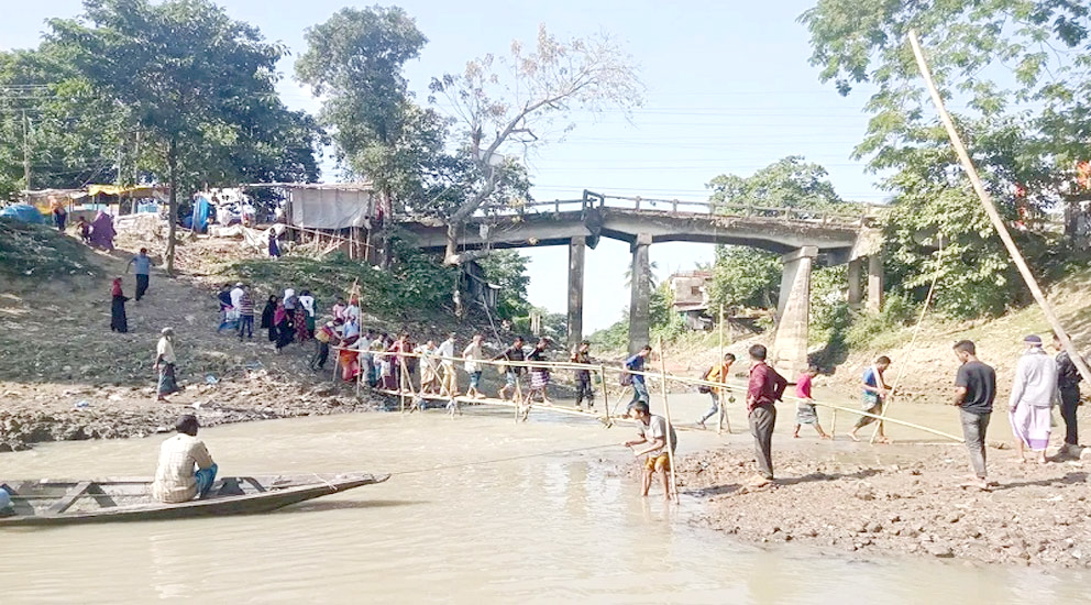 ধর্মপাশায় শেষ ভরসা বাঁশের সাঁকো!