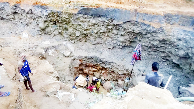 জৈন্তাপুরে অবৈধ ভাবে টিলা কেটে পাথর উত্তোলন : ব্যবস্থা নিচ্ছেনা প্রশাসন