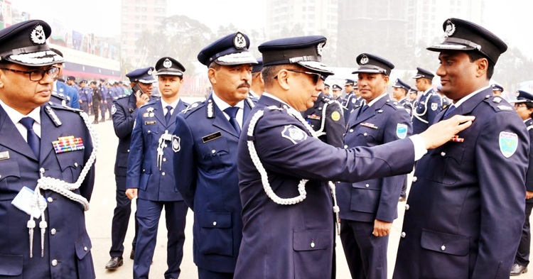 আইজিপি ব্যাজ পেলেন জকিগঞ্জ থানার ওসি মোশাররফ হোসেন