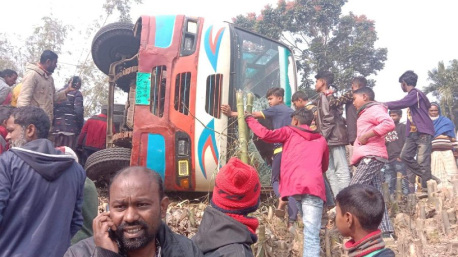 বাস উল্টে প্রাণ গেলো আইনজীবীর