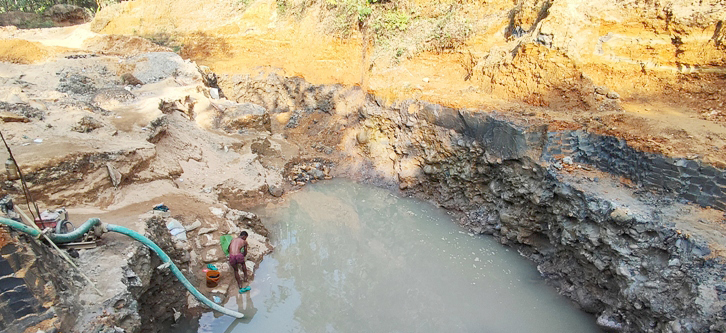 জৈন্তাপুরে প্রশাসনকে বৃদ্ধাঙ্গুলি: পাহাড় কেটে পাথর উত্তোলনের হিড়িক!