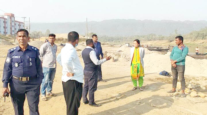 জৈন্তায় বালু-পাথরখেকুদের বিরুদ্ধে অভিযান