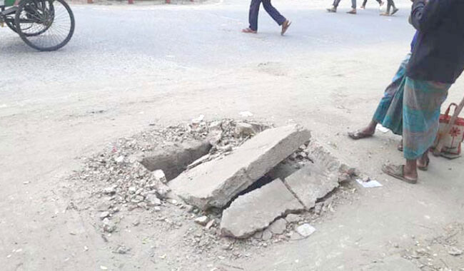 হবিগঞ্জ সড়কে ঢাকনা ভাঙা দুটি ম্যানহোল