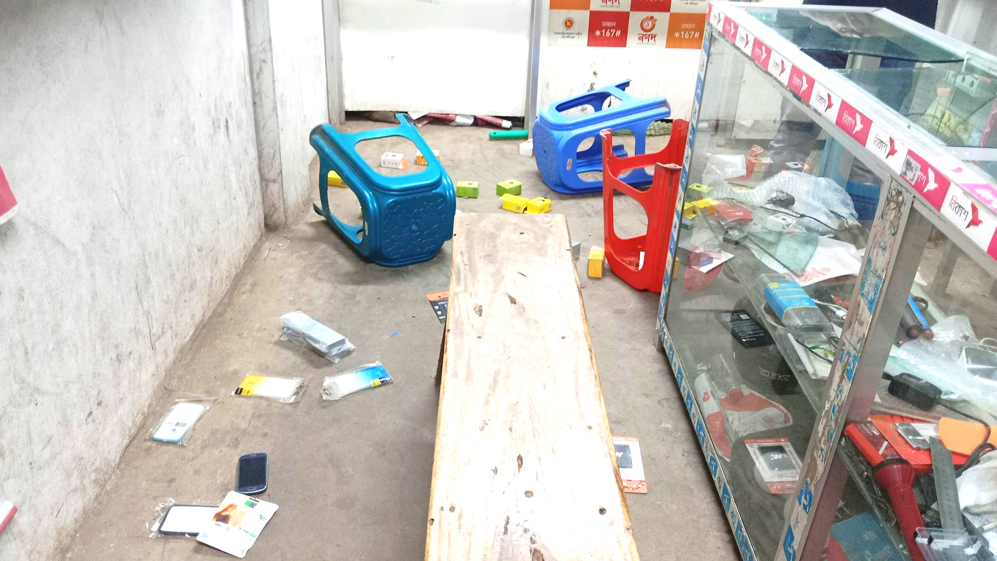 দোয়ারাবাজারে দোকানে হামলা, মালামালসহ টাকা লুটপাট!