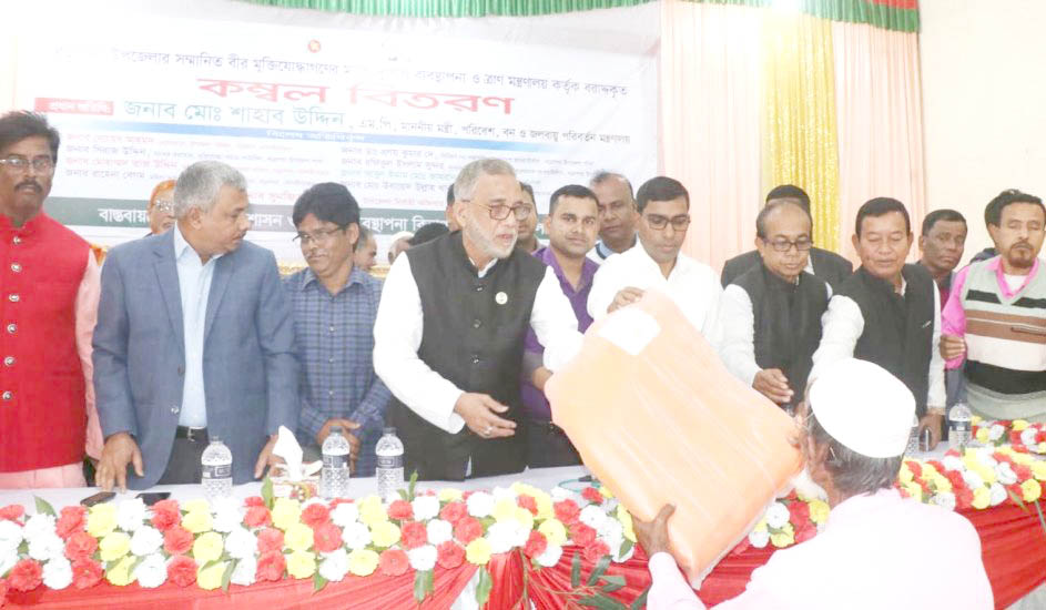 বড়লেখায় মুক্তিযোদ্ধাদের মাঝে কম্বল বিতরণ