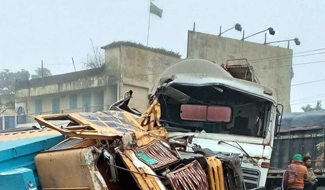 রশিদপুরে দুই কাভার্ডভ্যানের মুখোমুখি সংঘর্ষ