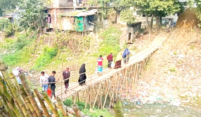 ধর্মপাশায় বাঁশের চাটাইয়ে চলছে সেতু পারাপার: নির্মাণে নেই পদক্ষেপ!