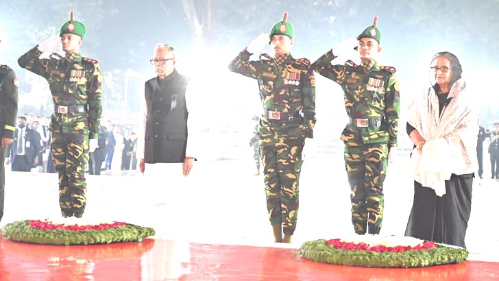 কেন্দ্রীয় শহীদ মিনারে রাষ্ট্রপতি-প্রধানমন্ত্রীর শ্রদ্ধা