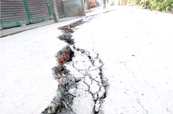 জায়ফরনগর ইউনিয়নের বেলাগাঁও গ্রামের রাস্তায় ফাটল