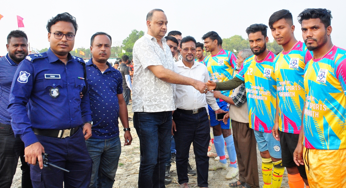 বিশ্বনাথে ‘লক্ষ টাকার ফুটবল টুর্ণামেন্ট’ ৩য় আসরের উদ্বোধন করলেন ওসি গাজী আতাউর