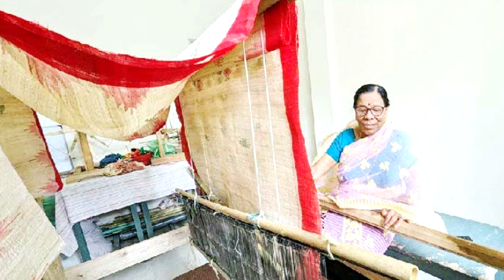 কমলগঞ্জে কলাগাছের তন্তু থেকে শাড়ী বানিয়ে আলোচনায় রাধাবতী