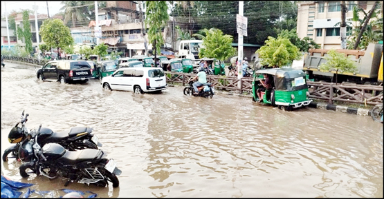 সিলেটে এক ঘণ্টার বৃষ্টিতে জলাবদ্ধতা : বাসা-বাড়িতে ঢুকছে পানি