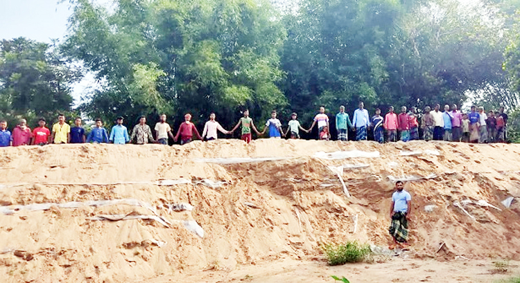 চিলাই নদীর পাড় কেটে বালু বিক্রি