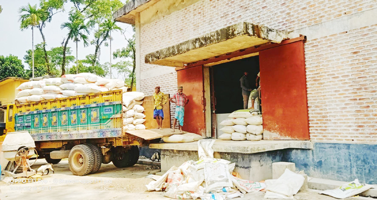 গোয়াইনঘাটের খাদ্য গুদামে সুনামগঞ্জ থেকে আসা ২৬০বস্তা ধান জব্দ