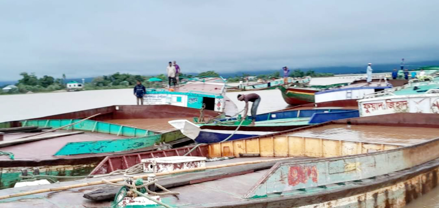 কোম্পানীগঞ্জে বালু খেকোদের লুটপাট : হুমকির মুখে বসতবাড়ি